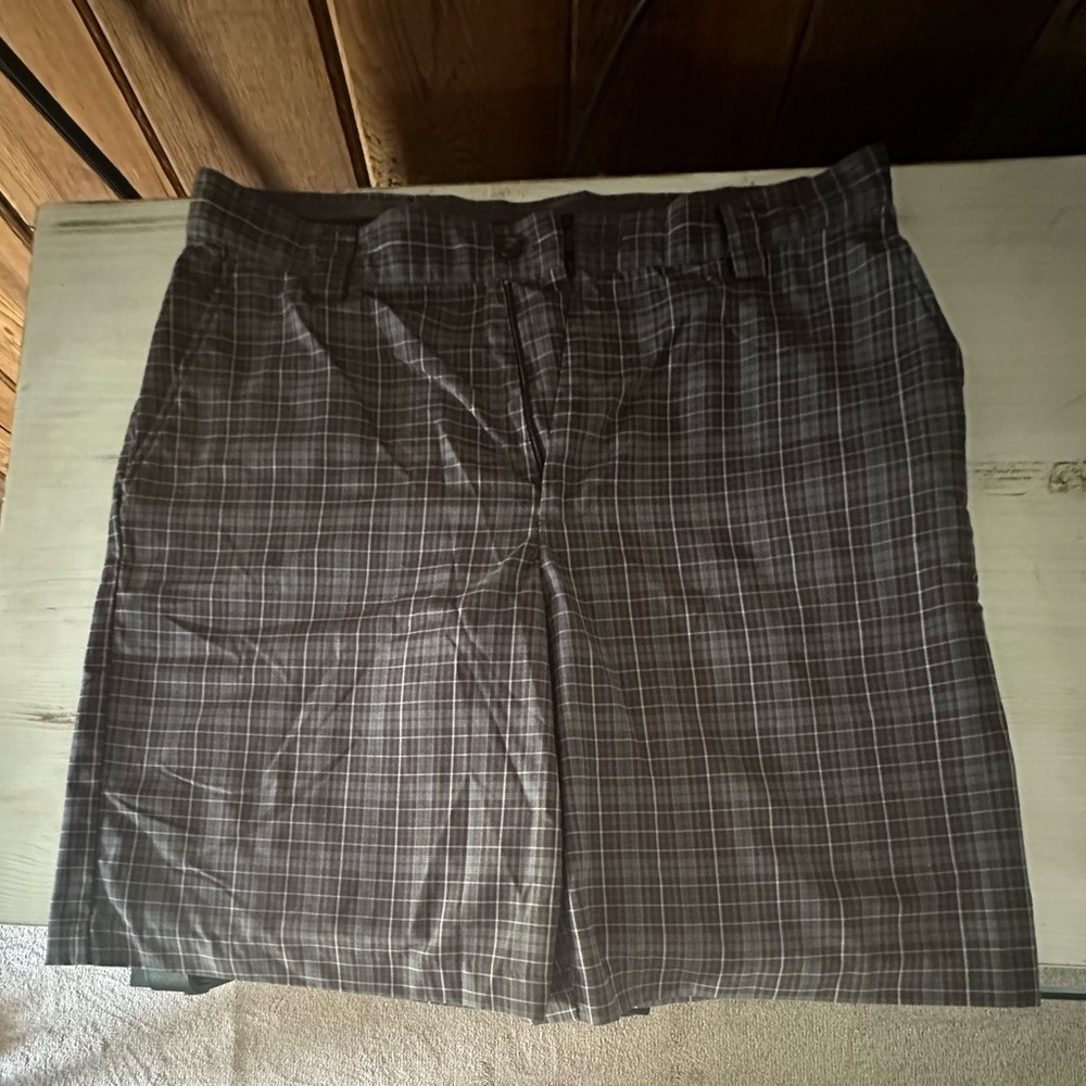 Men’s IZOD Plaid Gray Shorts